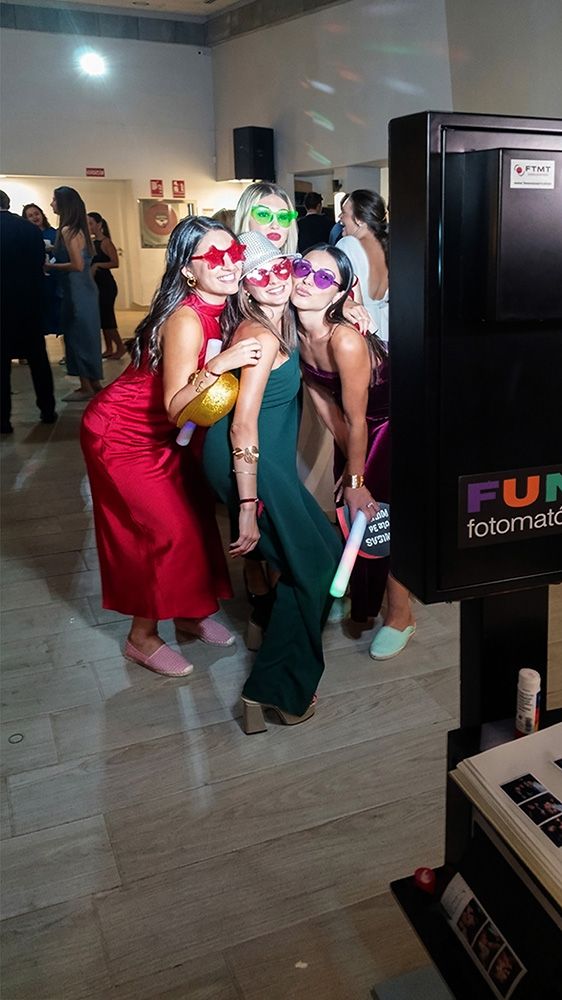 Las amigas posan en el fotomatón en una fiesta en Elche